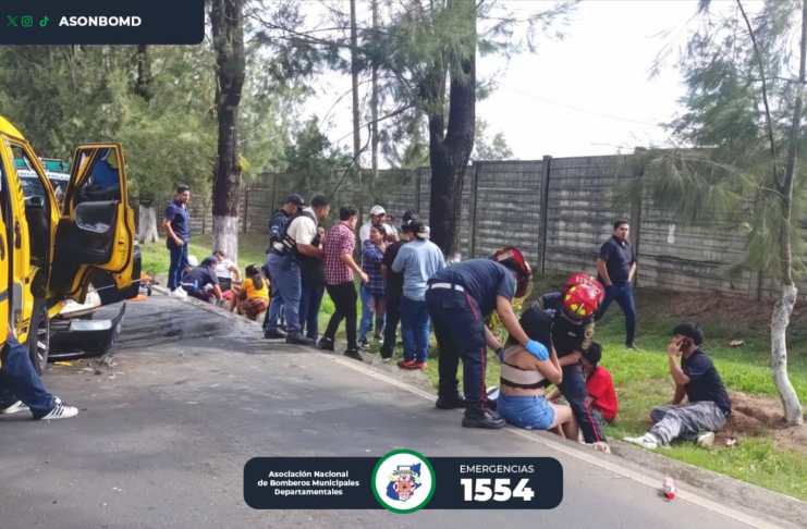 Bomberos Municipales Departamentales atendieron a seis personas heridas tras un accidente entre un microbús y un vehículo sedán en el kilómetro 22 de la ruta a Fraijanes.