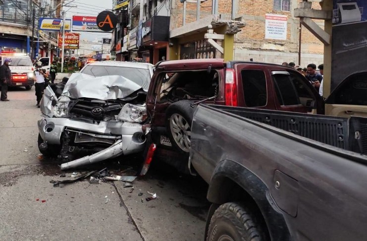 El conductor de un pickup, en su intento por escapar luego de protagonizar un accidente de tránsito, atropelló a un ciclista en la zona 1 de Huehuetenango.