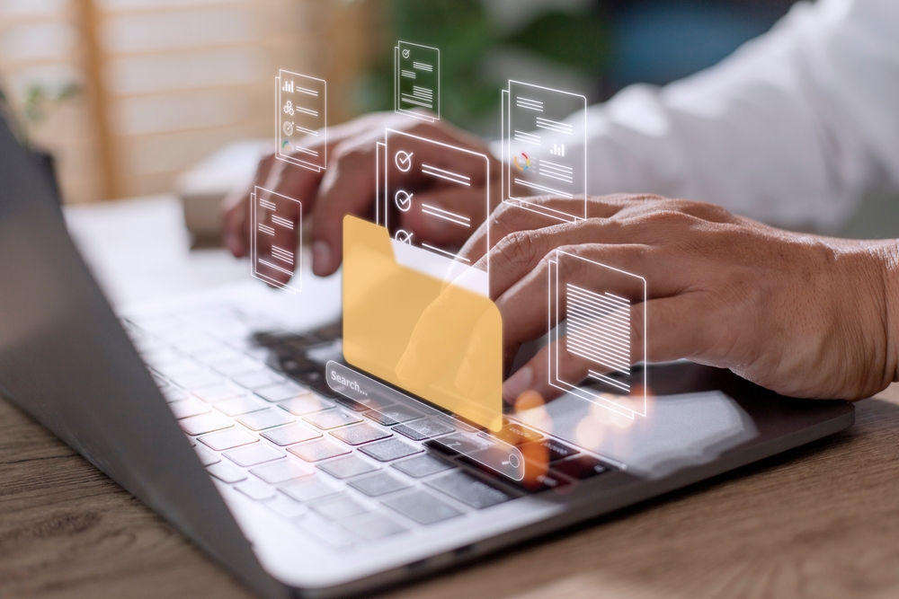 Respaldar la información no es un gasto, es una medida de continuidad para tu empresa. Foto: Shutterstock/FAMILY STOCK.