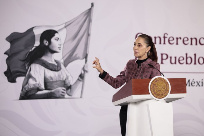 La presidenta de México, Claudia Sheinbaum, habla durante una rueda de prensa este lunes, en el Palacio Nacional en Ciudad de México (México). Foto La Hora: EFE