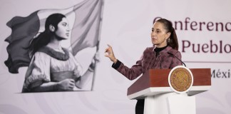 La presidenta de México, Claudia Sheinbaum, habla durante una rueda de prensa este lunes, en el Palacio Nacional en Ciudad de México (México). Foto La Hora: EFE