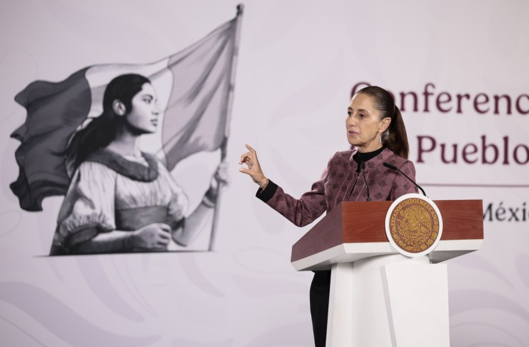 La presidenta de México, Claudia Sheinbaum, habla durante una rueda de prensa este lunes, en el Palacio Nacional en Ciudad de México (México). Foto La Hora: EFE