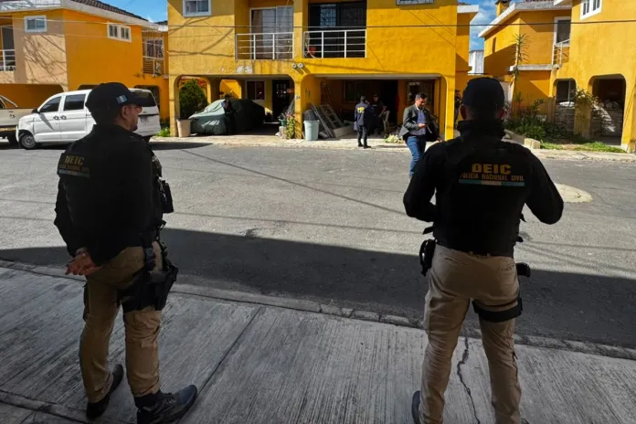 Comando Antisecuestros de la PNC durante operativo Comando Antisecuestros de la PNC durante operativo en San José Pinula. Foto La Hora: PNC