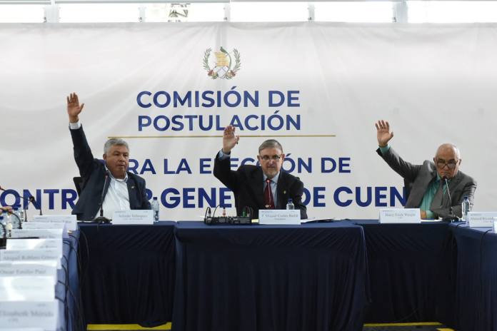 Comisión de Postulación para elegir a contralor durante la sesión del 14 de agosto. Foto La Hora: José Orozco