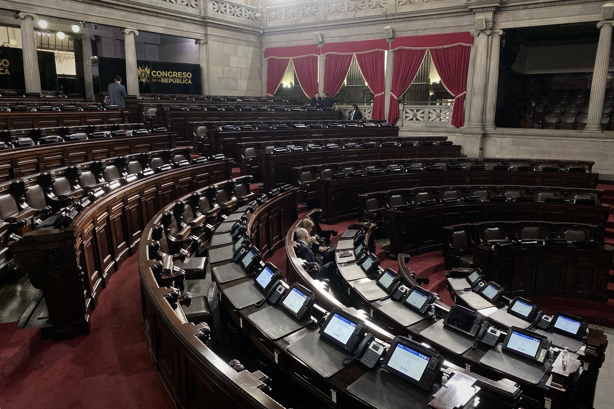 El hemiciclo del Congreso de la República, donde las fuentes consultadas señalan que diputados también pueden intervenir mediante recomendaciones para facilitar el acceso a plazas dentro del Organismo Judicial.