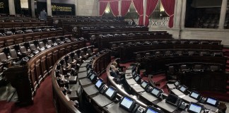 Los diputados deberán conocer los cambios a la Ley de Probidad y Responsabilidades de Funcionarios y Empleados Públicos, que impulsan algunos de sus compañeros. Foto: La Hora