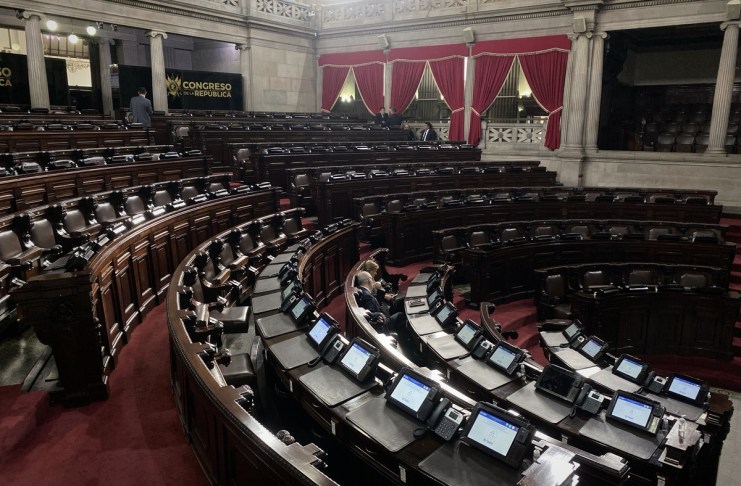 Los diputados deberán conocer los cambios a la Ley de Probidad y Responsabilidades de Funcionarios y Empleados Públicos, que impulsan algunos de sus compañeros. Foto: La Hora