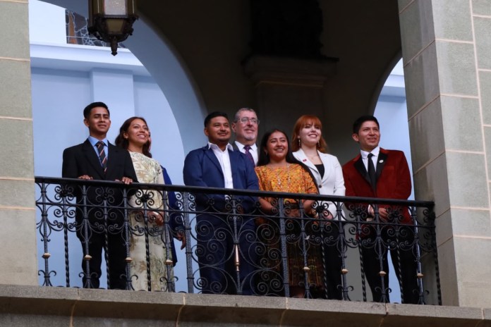 El gobierno de Guatemala galardonó a ocho jovenes guatemaltecos por la realización de proyectos de innovación.