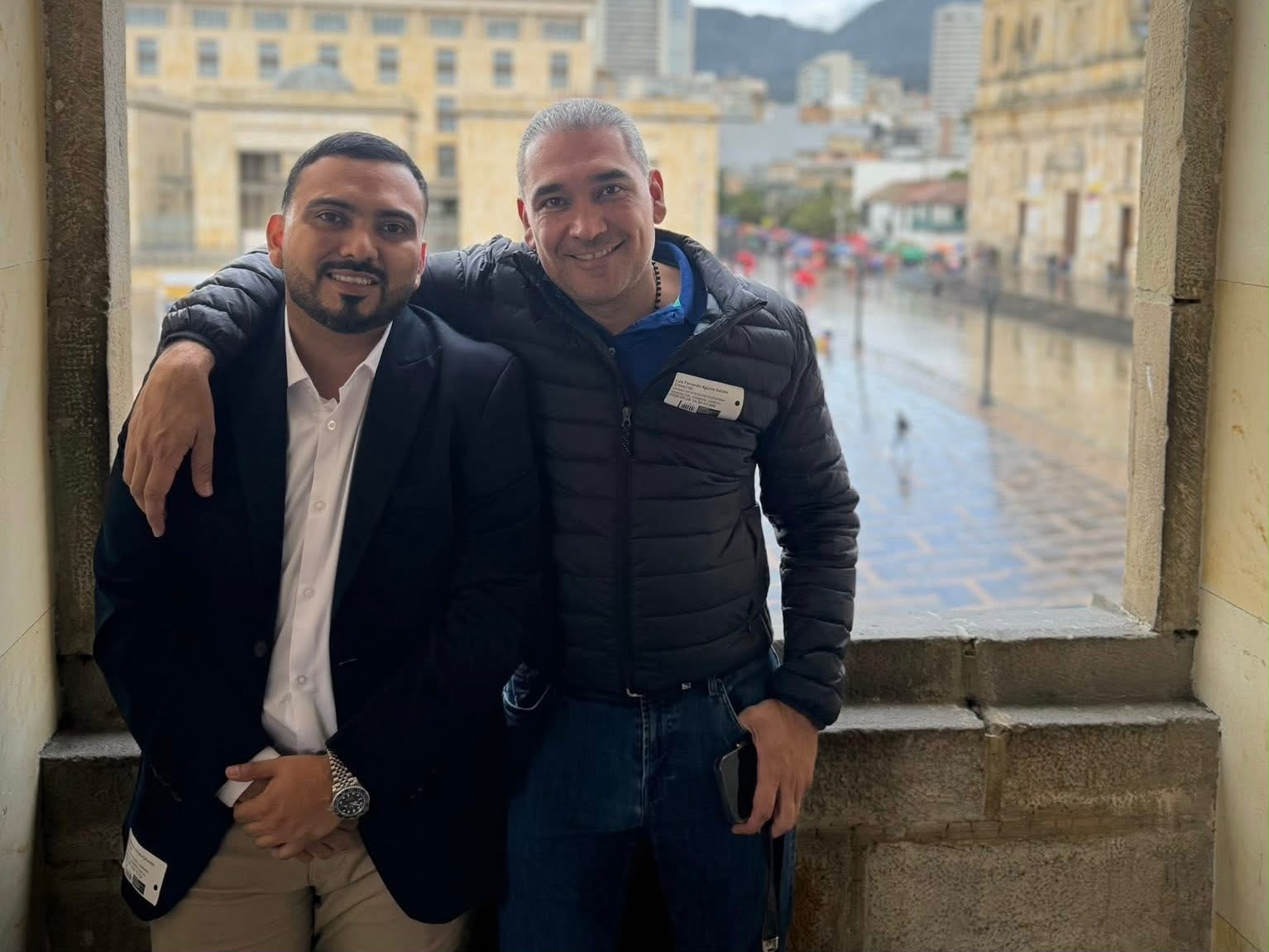 Luis Aguirre y Brian Corado Cerón se abrazan durante una actividad realizada en Bogotá, Colombia.