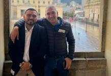 Luis Aguirre y Brian Corado Cerón se abrazan durante una actividad realizada en Bogotá, Colombia.