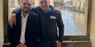 Luis Aguirre y Brian Corado Cerón se abrazan durante una actividad realizada en Bogotá, Colombia.