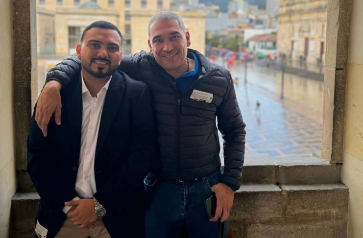 Luis Aguirre y Brian Corado Cerón se abrazan durante una actividad realizada en Bogotá, Colombia.