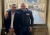 Luis Aguirre y Brian Corado Cerón se abrazan durante una actividad realizada en Bogotá, Colombia.