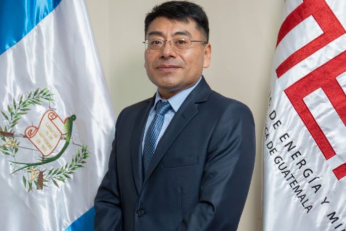 Cuerpo (4) Francisco Tzirin Jocholá asume como viceministro encargado del Área Energética.
