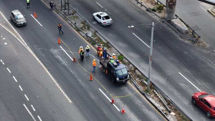 default Un bache localizado debajo del puente Enrique Tejada Wyld da inicio a evaluaciones para determinar su relación con hundimientos.