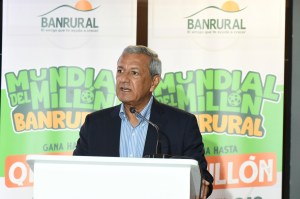 Juan Luis Fonseca, gerente general de BANRURAL, aplaudió la labor de las organizaciones elegidas para los donativos. Foto: José Orozco / La Hora.