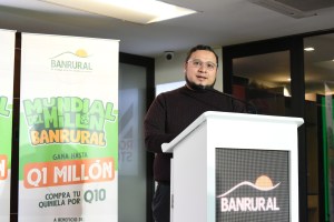 Michaels Gudiel, del Centro Moore, agradeció a los participantes del Mundial del Millón y BANRURAL. Foto: José Orozco / La Hora.