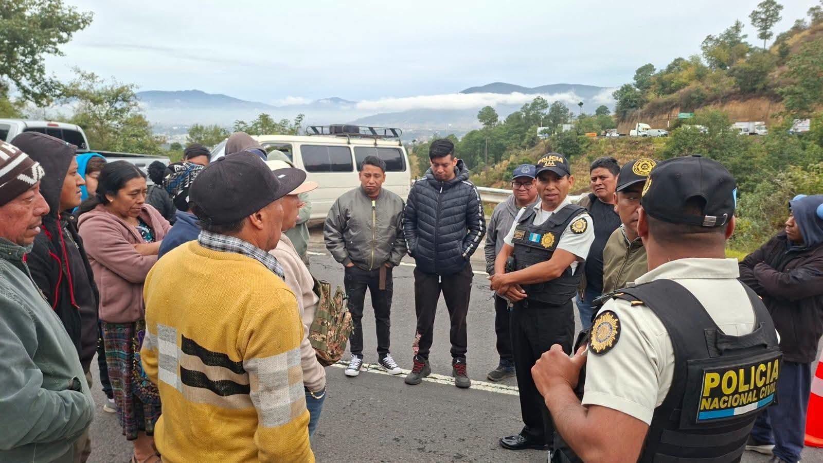 Diálogo entre manifestantes y agentes de la Policía Nacional Civil: FB Noticias Totonicapán