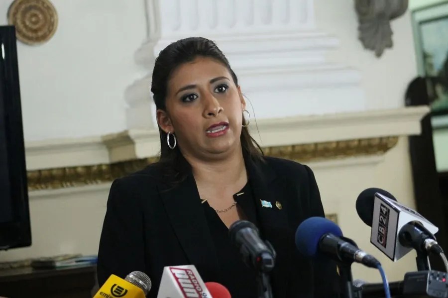Eva Monte atiende a medios de comunicación en el Congreso de la República, durante su período como diputada en 2016.