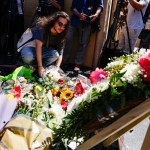 Estadounidenses se volcaron a dejar flores en el paseo de la fama y la estrella con el nombre de Dolly Parton, Foto La Hora: EFE