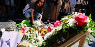 Estadounidenses se volcaron a dejar flores en el paseo de la fama y la estrella con el nombre de Dolly Parton, Foto La Hora: EFE