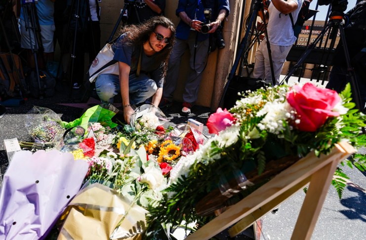 Estadounidenses se volcaron a dejar flores en el paseo de la fama y la estrella con el nombre de Dolly Parton, Foto La Hora: EFE