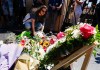 Estadounidenses se volcaron a dejar flores en el paseo de la fama y la estrella con el nombre de Dolly Parton, Foto La Hora: EFE
