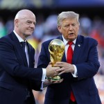El presidente de la FIFA, Gianni Infantino, y el presidente de Estados Unidos, Donald Trump, con la Copa del Mundo el día de la final del Mundial 2026. Foto La Hora: EFE/Christopher Neundorf.