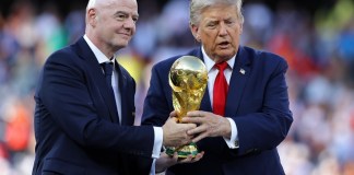 Del favoritismo político a la privatización del Mundial: la crisis que deja a Gianni Infantino contra las cuerdas El presidente de la FIFA, Gianni Infantino, y el presidente de Estados Unidos, Donald Trump, con la Copa del Mundo el día de la final del Mundial 2026. Foto La Hora: EFE/Christopher Neundorf.