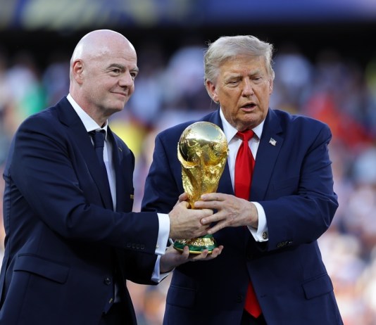 Del favoritismo político a la privatización del Mundial: la crisis que deja a Gianni Infantino contra las cuerdas El presidente de la FIFA, Gianni Infantino, y el presidente de Estados Unidos, Donald Trump, con la Copa del Mundo el día de la final del Mundial 2026. Foto La Hora: EFE/Christopher Neundorf.