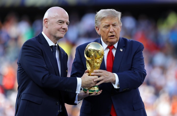 El presidente de la FIFA, Gianni Infantino, y el presidente de Estados Unidos, Donald Trump, con la Copa del Mundo el día de la final del Mundial 2026. Foto La Hora: EFE/Christopher Neundorf.