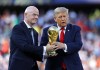 El presidente de la FIFA, Gianni Infantino, y el presidente de Estados Unidos, Donald Trump, con la Copa del Mundo el día de la final del Mundial 2026. Foto La Hora: EFE/Christopher Neundorf.