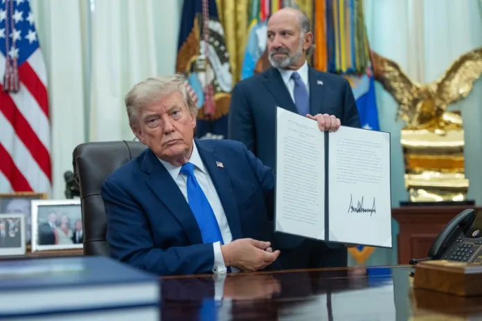 Donald Trump firma orden ejecutiva