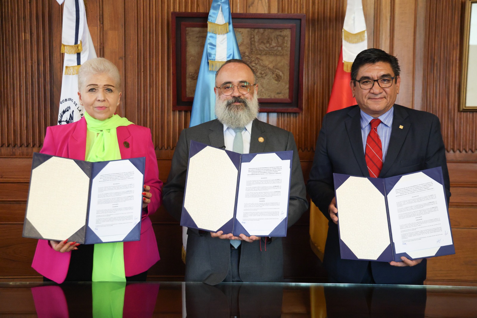 Embajadora de México, Luz Elena Baños; Ministro de Cultura, Luis Méndez Salinas: y el representante legal del Fondo de Cultura Económica, César Medina.