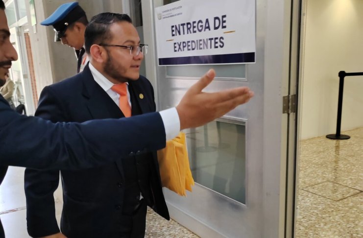 Entre los 58 aspirantes a Contralor, se postula un cercano de Giammattei y Martínez