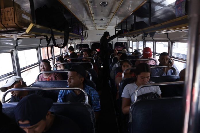 Estos transportistas serán exonerados temporalmente de la tasa de pasajeros por alza en combustibles