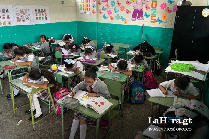 ENA Para elevar los niveles de lectura tras la pandemia de 2020, el Ministerio de Educación lanzó la Estrategia de Nivelación de los Aprendizajes (ENA). Imagen La Hora: Francisco Altán.