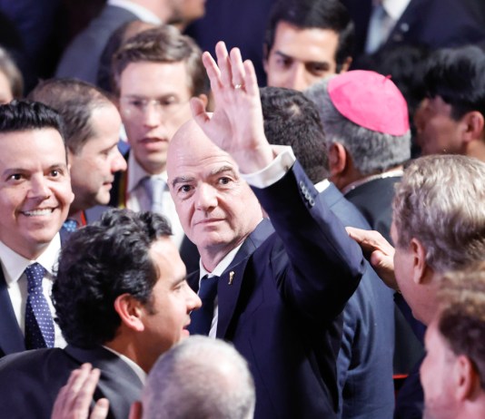 Aficionados de todo el mundo piden la dimisión de Infantino y una reforma de la FIFA Aficionados al fútbol lanzan una petición para exigir la renuncia de Gianni Infantino y una reforma profunda de la FIFA tras la crisis por el fallido proyecto FIFA Forward Enterprise. Foto La Hora: EFE