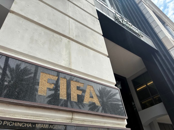 Cesan al Director operaciones de la FIFA que se había opuesto a privatización del Mundial El francés Kevin Lamour, crítico con el proyecto de privatización del Mundial de fútbol, ha sido despedido de su puesto de director de operaciones de la FIFA. EFE/ Hugo García/Archivo