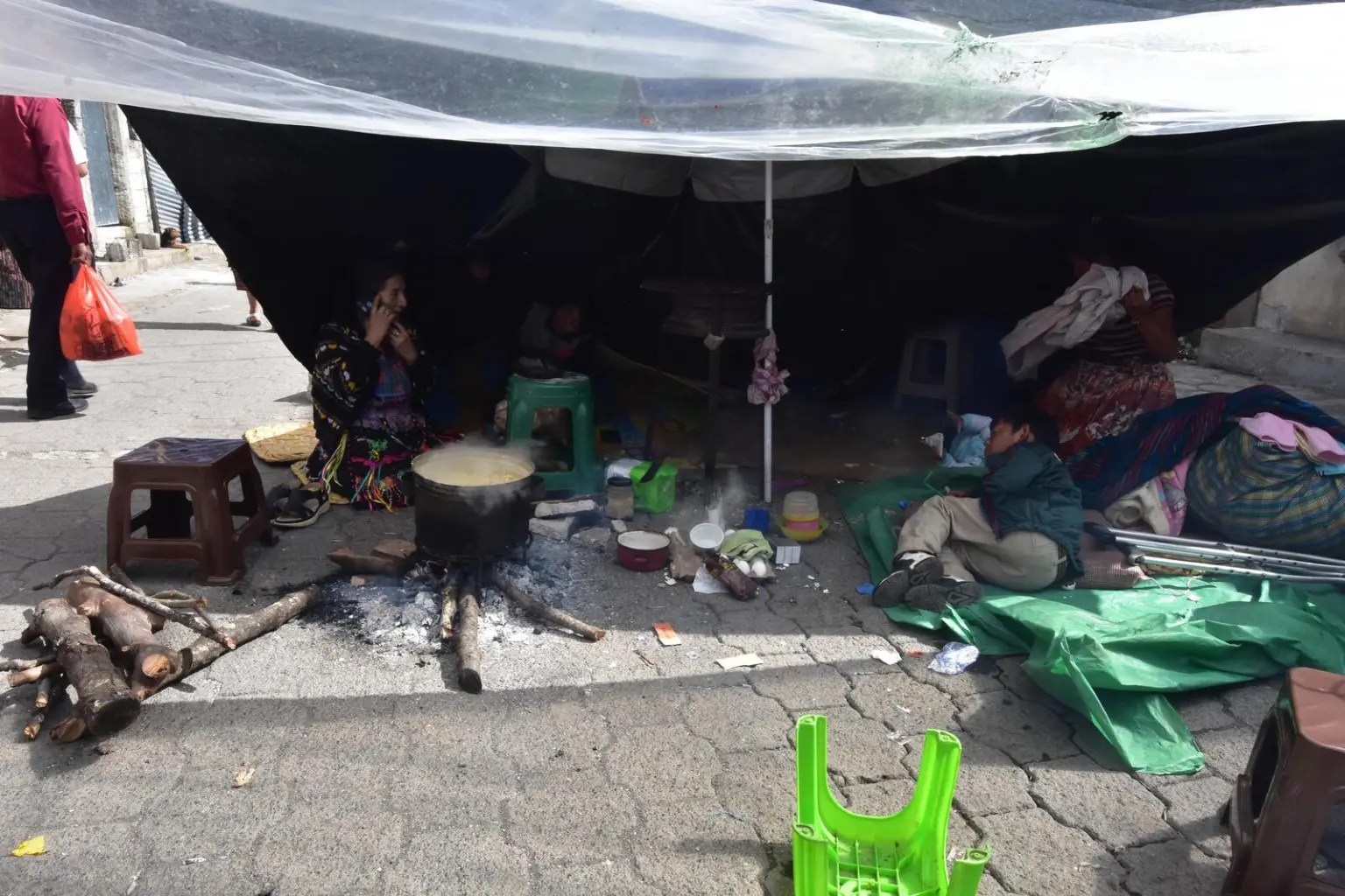 Una familia pasó la noche en una champa improvisada tras el peligro de que su casa se derrumbara por los temblores en Santa María de Jesús. Foto La Hora: Daniel Ramírez.