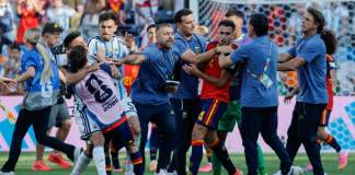 La FIFA anunció una sanción a jugadores argentinos y uno español. Foto EFE