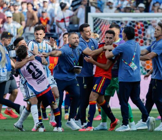 La FIFA anunció una sanción a jugadores argentinos y uno español. Foto EFE