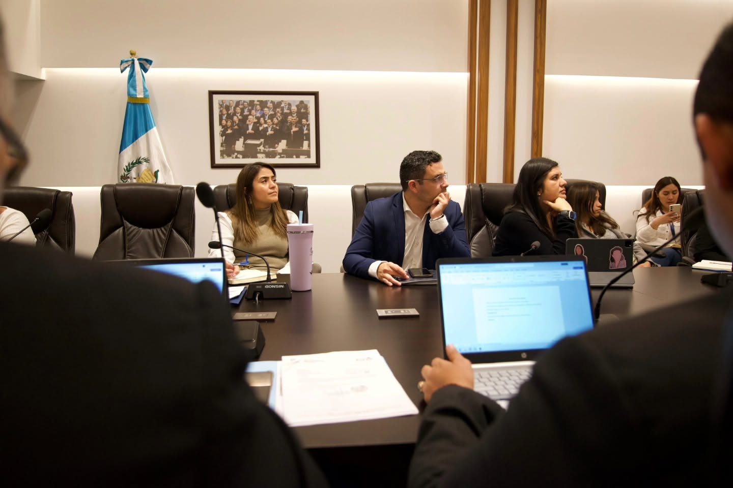 Los diputados de Raíces en una reunión con el Viceministro de Vivienda y el director de Fopavi, en donde conversaron sobre el caso de Allan Rodríguez. Foto La Hora: Facebook de Samuel Pérez.