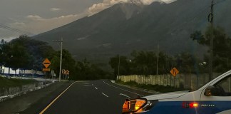 La actividad del volcán de Fuego continúa generando cambios en la movilidad en sus alrededores. Foto La Hora: Provial.