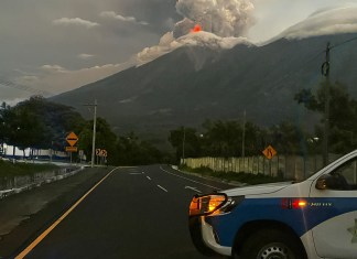 La actividad del volcán de Fuego continúa generando cambios en la movilidad en sus alrededores. Foto La Hora: Provial.