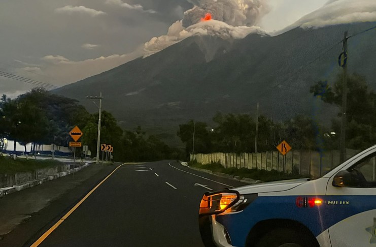 La actividad del volcán de Fuego continúa generando cambios en la movilidad en sus alrededores. Foto La Hora: Provial.