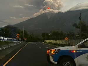 Erupción que finaliza tras 50 horas modificó la estructura del cráter del volcán de Fuego, confirma Insivumeh