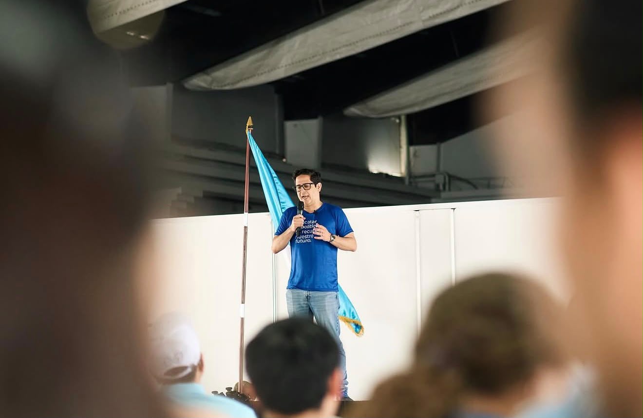 Gregorio "Goyo" Saavedra, durante una asamblea del grupo promotor de Ciudadanía Celeste en 2025, antes del acercamiento con el Partido Verde.