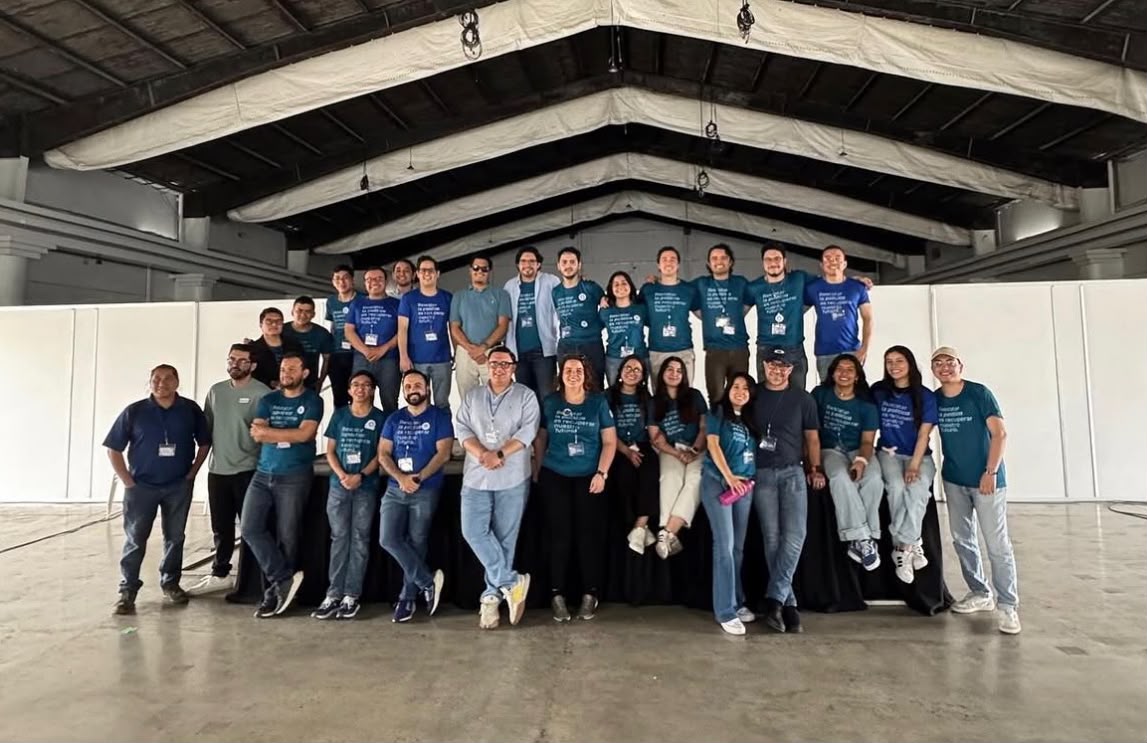 Integrantes del grupo promotor de Ciudadanía Celeste participan en una asamblea celebrada en 2025, durante el proceso para impulsar la organización política.