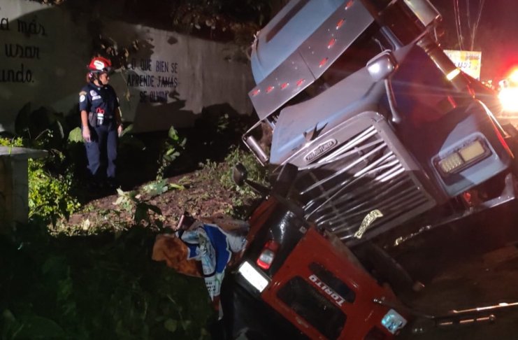 Autoridades lograron la identificación de las víctimas mortales del percance entre un tráiler y un tuc tuc en Suchitepéquez.